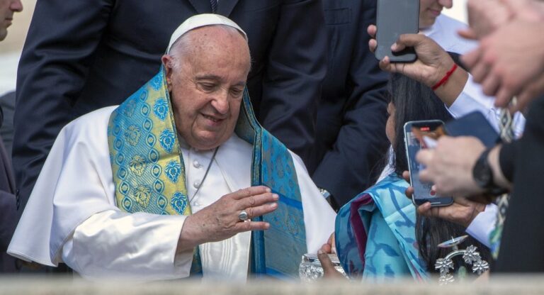 Le Vatican réprime les miracles.  Voici les nouvelles règles
 & adresser ses prières à la mère de dieu Marie.