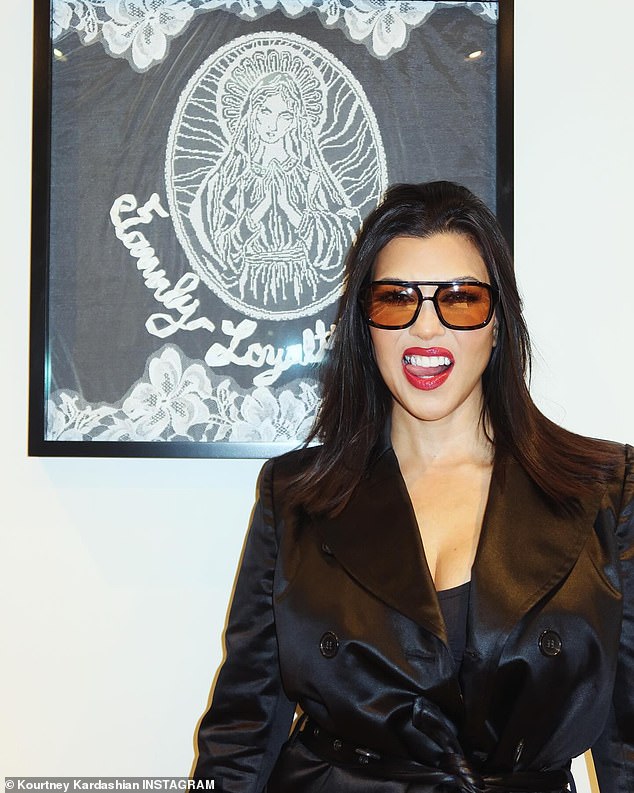 Kourtney Kardashian tire la langue de manière ludique alors qu’elle montre son style punk rock dans de nouveaux clichés sensuels
 afin de prier la mère de dieu Marie.