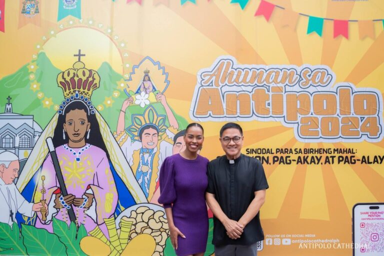 La reine de beauté couronnée visite Nuestra Senora Dela Paz Y Buenviaje d’Antipolo City
 et croire en la Vierge Marie.