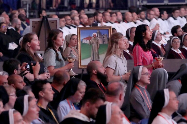 Le congrès national se termine, inaugurant une nouvelle ère de « conversion missionnaire » eucharistique
 avec une invocation au petit jour.