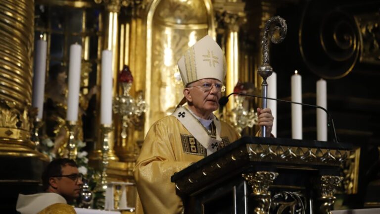 Le Vatican suspend le départ de l’archevêque de Cracovie après avoir rendu une décision rare dans un conflit local
 avec une supplication au petit jour.