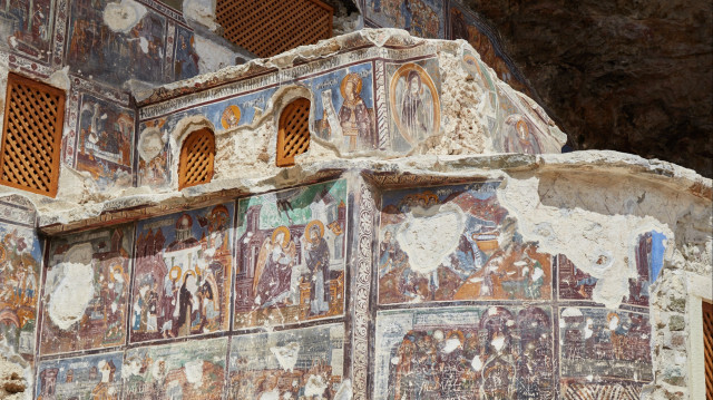 Des fresques vieilles de plusieurs siècles au monastère de Sumela, dans le nord-est de la Turquie, font l’objet d’une restauration minutieuse
 et se dévouer à la mère de dieu Marie.
