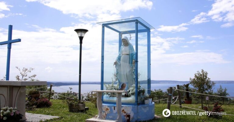 Le Vatican a reconnu la célèbre statue de la Vierge Marie « pleurant du sang » comme étant un faux. Photo
 pour se dévouer à la mère de dieu .