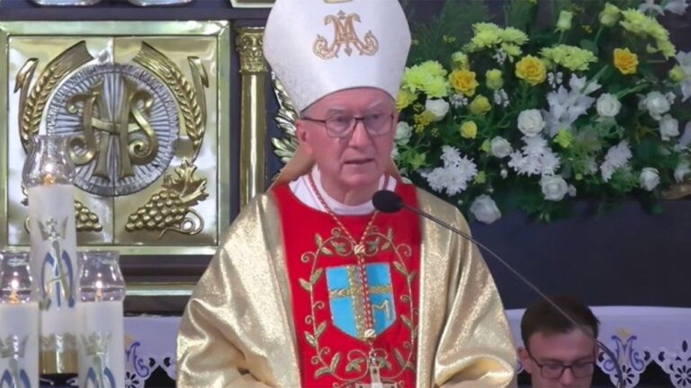 Lors de la messe en Ukraine, le cardinal Parolin invoque le miracle de la paix
 & prier la mère de dieu Marie.
