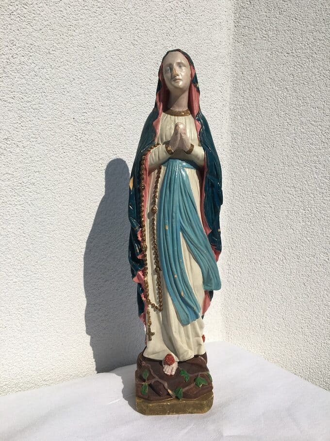 Une sculpture « controversée » de la Vierge Marie vandalisée en Autriche, des artistes et des catholiques réagissent
 afin de croire en la Sainte Vierge .
