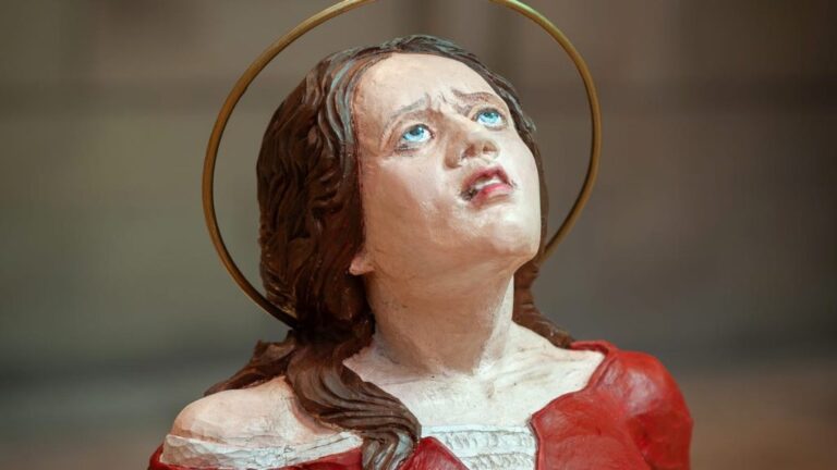 Une sculpture représentant Marie donnant naissance à Jésus a été décapitée par un vandale
 pour prier la Vierge Marie.